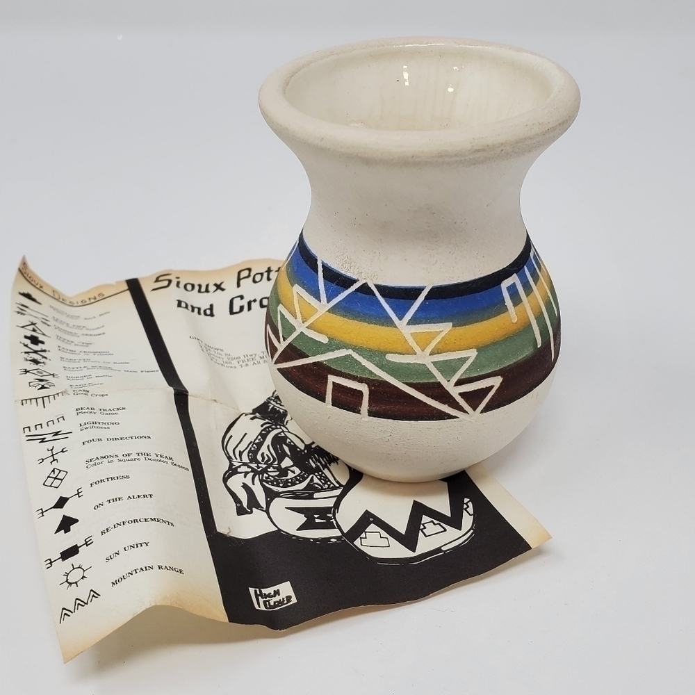 VINTAGE SIOUX POTTERY AND CRAFTS SMALL VASE SIGNED NATIVE SOUTHWEST COLLECTIBLE - Picture 1 of 12